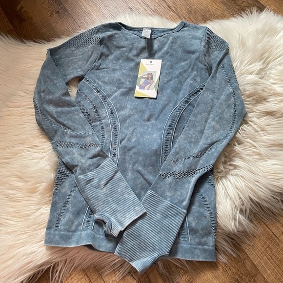 HALARA Seamless Flow Acid Wash Cut Out Thumb Hole Sports Top - Picture 2 of 3